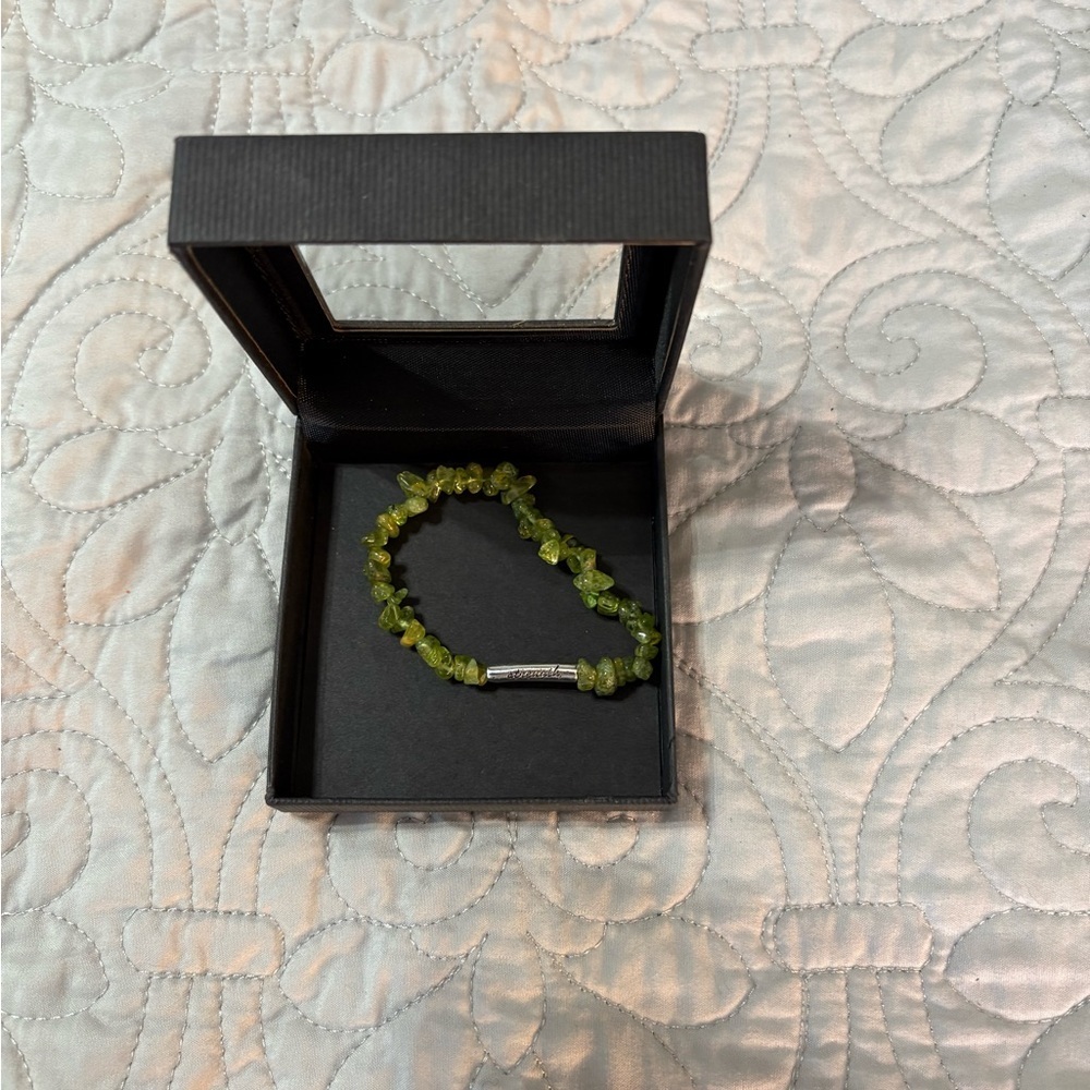 Natural Peridot Freeform Chip Bead Stretchy String Sterling Silver Bracelet - Picture 3 of 6